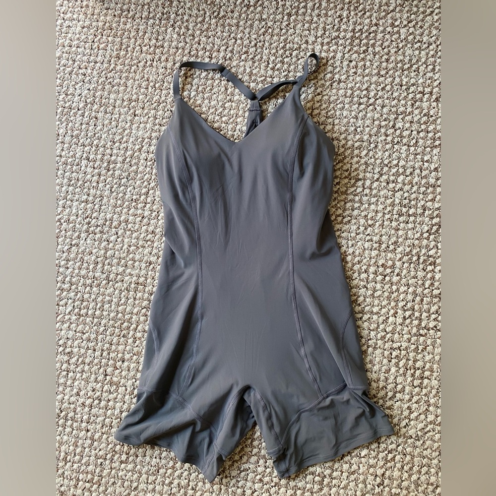 Lululemon one piece! Barely worn- grey size 6 - Picture 3 of 3